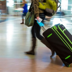 轻信无良移民顾问 中国小留学生丢钱遭加拿大驱逐