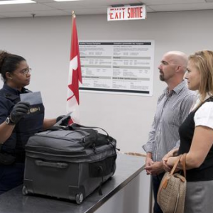 不知情也没用 华人携香肠入境被罚800